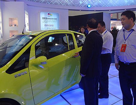 展会上客户参观电动汽车