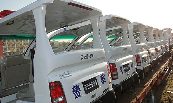 整装待发的电动巡逻车后侧图