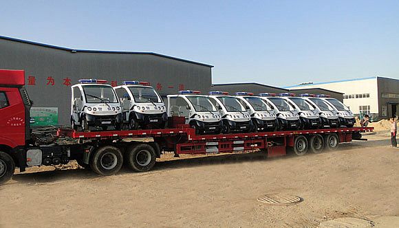 厂区工人准备装第十辆电动巡逻车