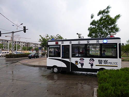 风雨中沐鸣2流动警务室张家口市蔚县城区执勤现场