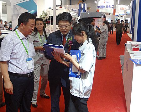 展会领导深入调研沐鸣2产品