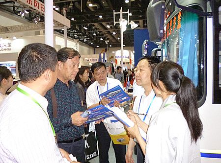 工作人员向前来资的客户详细介绍沐鸣2移动警务室功能