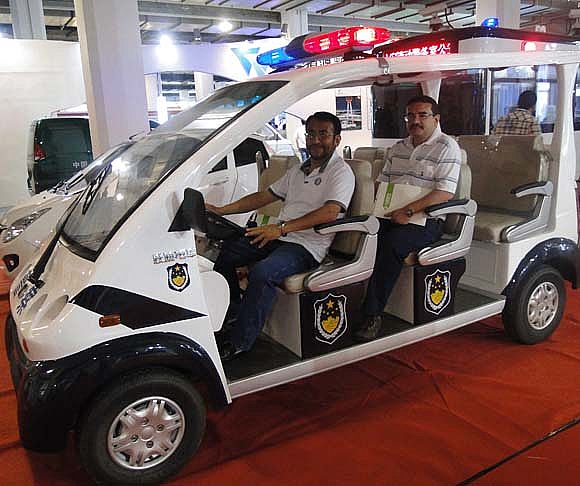 外商试驾沐鸣2电动巡逻车合影