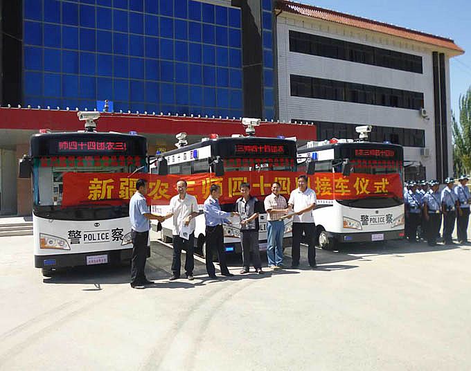移动警务车前领导握手合影