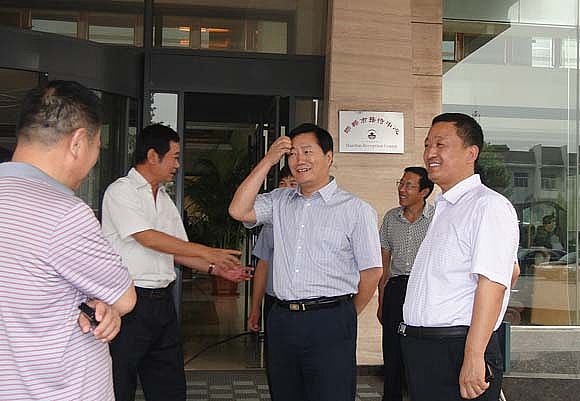 吕洪涛董事长和相关领导交谈