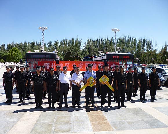 新疆喀什地区公安局接车仪式领导合影