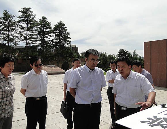 吕洪涛董事长现场解说移动警务室细节