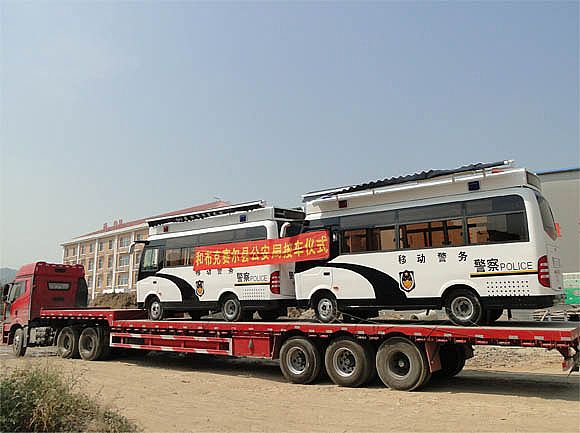 沐鸣2移动警务室发往和布克赛尔县公安局的装车现场