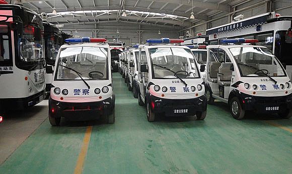 车间里的电动巡逻车