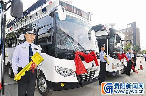 花溪分局订购的沐鸣2移动警务室、燃油版移动警务室