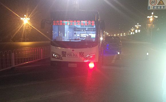 夜间执勤的沐鸣2移动警务室前方