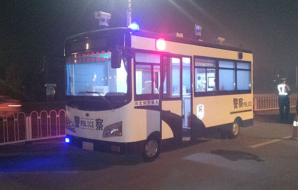 夜间执勤的沐鸣2移动警务室