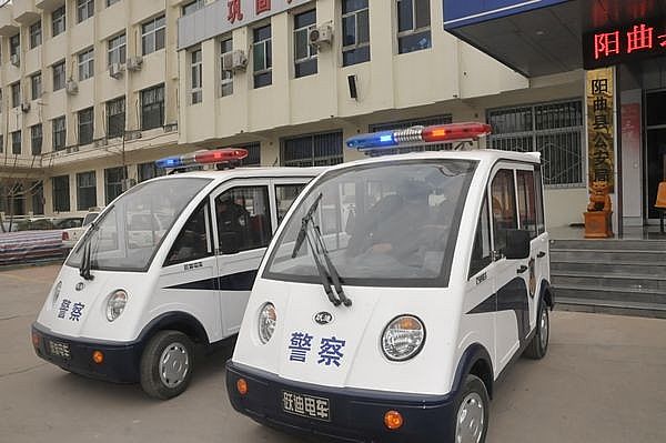 封闭式电动巡逻车