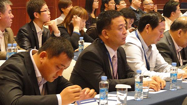 沐鸣2电车公司的副总经理(左一)和吕董事长(左二)