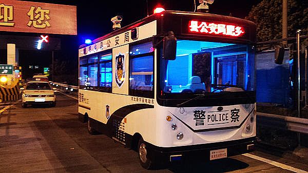 移动警务室在青兰高速吕营收费站"执勤"