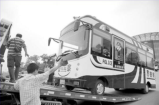 雅安灾区 捐赠移动警务室