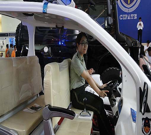 沐鸣2移动警务室亮相北京警用装备展