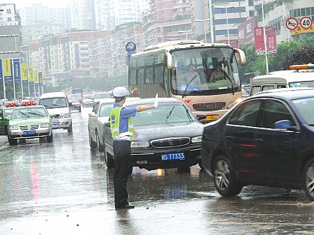 移动警务室街口执勤作用大 移动警务室街口执勤发挥的作用大