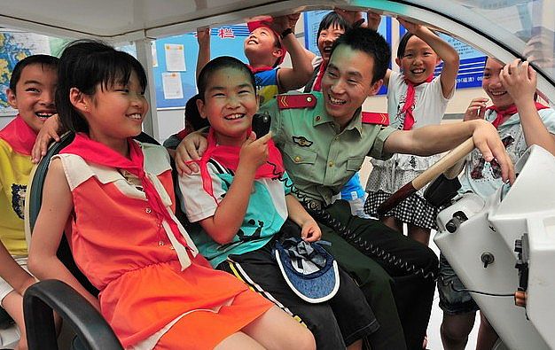 留守儿童警营体验电动巡逻车迎“六一”