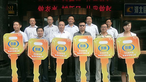 沐鸣2向市城管局捐赠电动巡逻车亮相街头