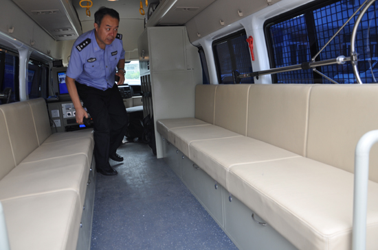 广东秦皇岛反恐处突运兵车接车,全力打造平安城区