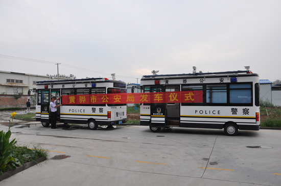 流动警务室开进广东黄骅,开展便民服务