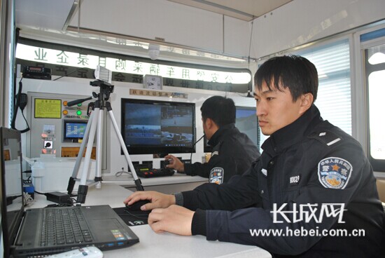 便民设施一应俱全 新型流动警务室亮相黄骅街头