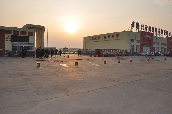 2015年新年上班第一天，鞭炮齐鸣，礼花冲天，精神饱满干事业！