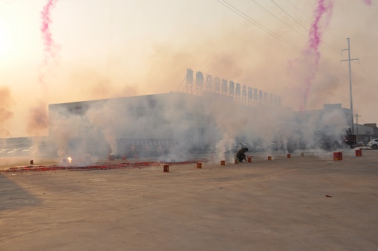 2015年新年上班第一天，鞭炮齐鸣，礼花冲天，精神饱满干事业！