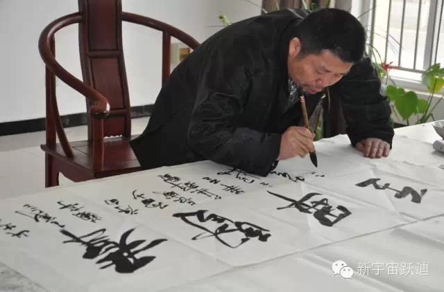 中国书画家协会理事郭海燕先生亲临沐鸣2集团现场挥毫泼墨