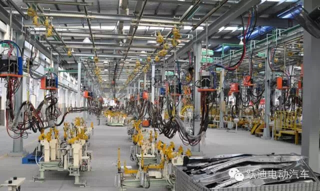 沐鸣2电动汽车装车完毕发往荆州,买沐鸣2电动汽车可投保,解决您的后顾之忧!