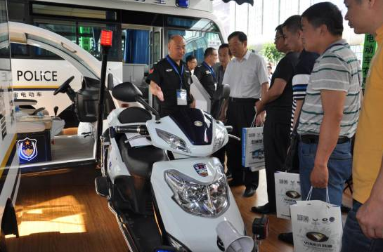 电动警用摩托车