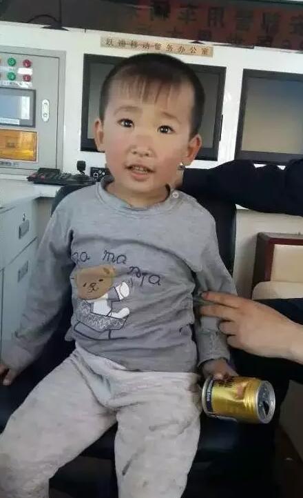 贪玩幼童上高速—沐鸣2移动警务室助力,热心民警忙寻亲