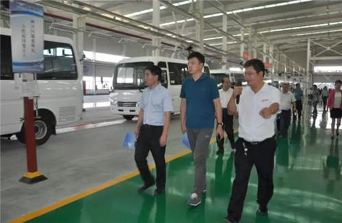 在公司相关领导陪同下,专家、教授们深入冲焊、涂装、总装三大车间实地观摩