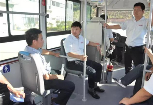 专家、教授们试乘陕西沐鸣2自主研发生产的“沐鸣2”8米纯电动客车和10米天然气客车