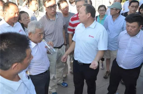 公司总经理雷明环为专家学者们现场讲解新能源客车充电时间及续航里程等事宜