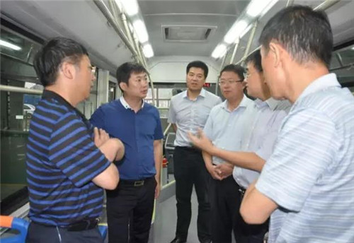 徐明非副厅长登上陕西沐鸣2自主研发纯电动客车亲身体验