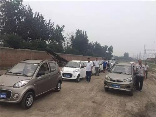 电动汽车运往火车站等待装车