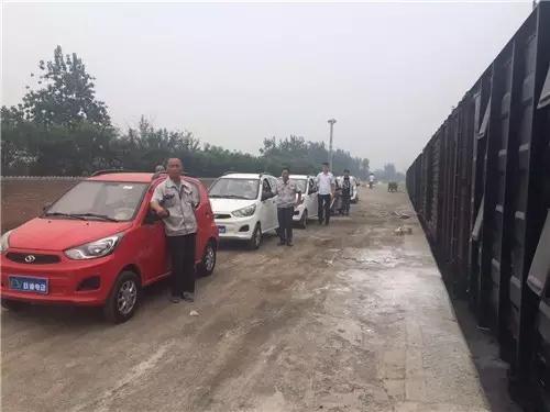 电动汽车开始火车上装车