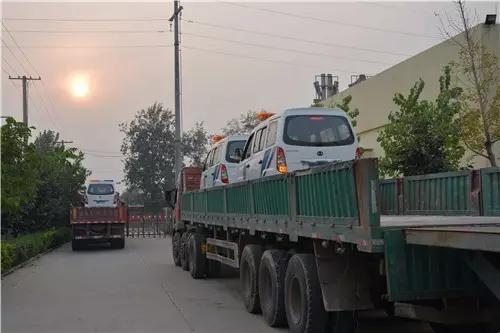 电动巡逻车正在装车