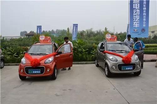 客户前来参观沐鸣2电动汽车