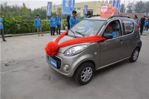 客户试驾沐鸣2电动汽车