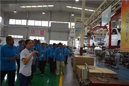 沐鸣2工作人员为客户介绍汽车工艺