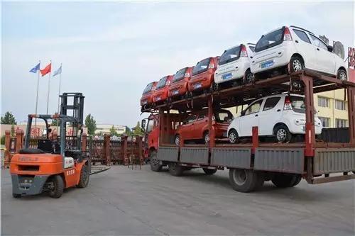 沐鸣2电动汽车装车完毕准备发车