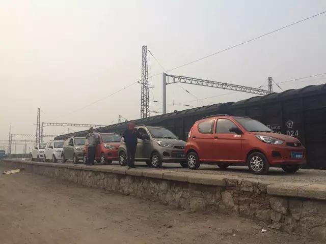 沐鸣2电动汽车铁路运输准备装车。