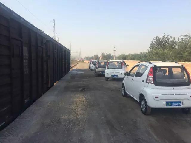 沐鸣2电动汽车铁路运输准备装车