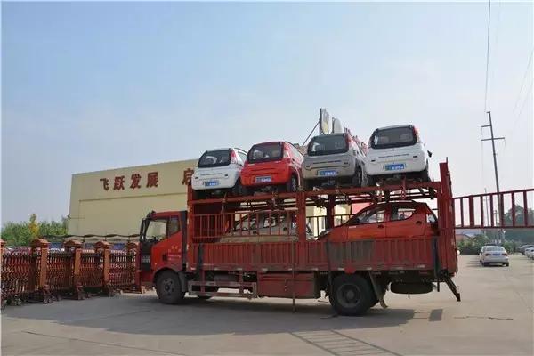 沐鸣2电动汽车装车中。