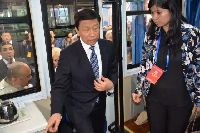 *副主席李源潮亲自登上沐鸣2新能源客车