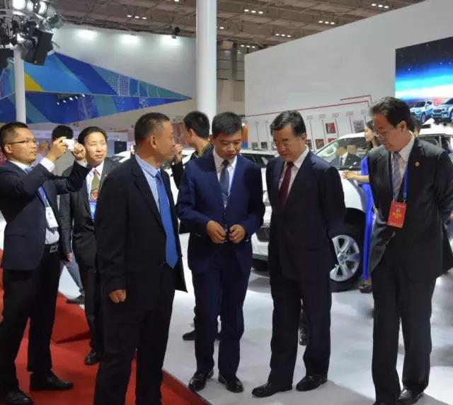 领导前来参加沐鸣2电动汽车展会