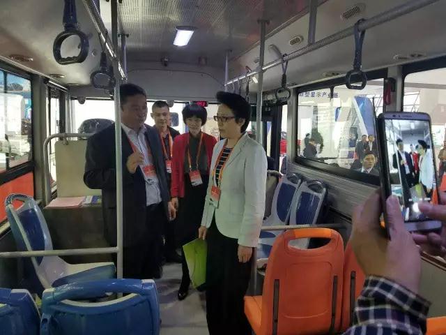 安徽省委书记李锦斌，代省长李国英一行莅临沐鸣2集团旗下安达尔汽车展位参观指导